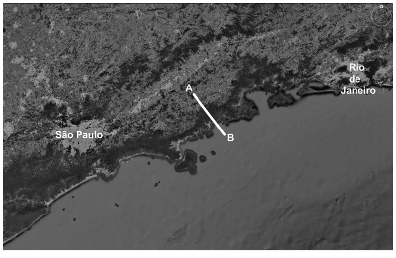 Imagem de satélite do litoral entre São Paulo e Rio de Janeiro, com os nomes das duas cidades e um segmento branco A–B orientado do interior para o litoral. O ponto A está no interior e o ponto B junto à costa.