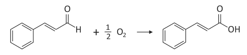 Equação química balanceada mostrando a molécula de cinamaldeído reagindo com 1/2 O2 para formar o ácido cinâmico.
