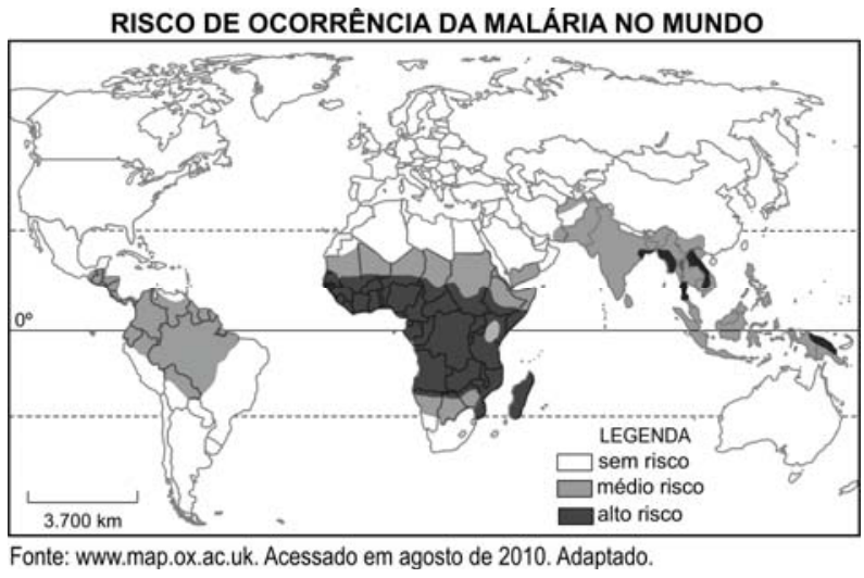 Mapa múndi com o título "RISCO DE OCORRÊNCIA DA MALÁRIA NO MUNDO", indicando regiões classificadas em: sem risco (em branco), médio risco (em cinza) e alto risco (em preto). O alto risco concentra-se na África subsaariana e em pequenos trechos do Sudeste Asiático e Oceania; o médio risco abrange a bacia Amazônica na América do Sul, América Central, partes da África e sul/sudeste da Ásia; as demais regiões estão indicadas como sem risco.