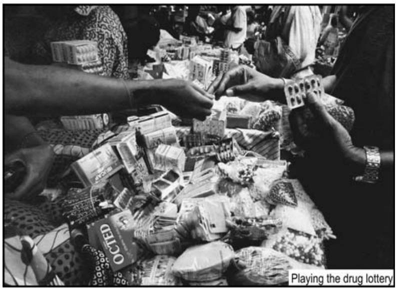 Fotografia em preto e branco mostrando uma banca em um mercado popular com diversos pacotes e cartelas de remédios espalhados. Mãos de pessoas aparecem manuseando e negociando os medicamentos. No canto inferior direito, lê-se a legenda: "Playing the drug lottery".