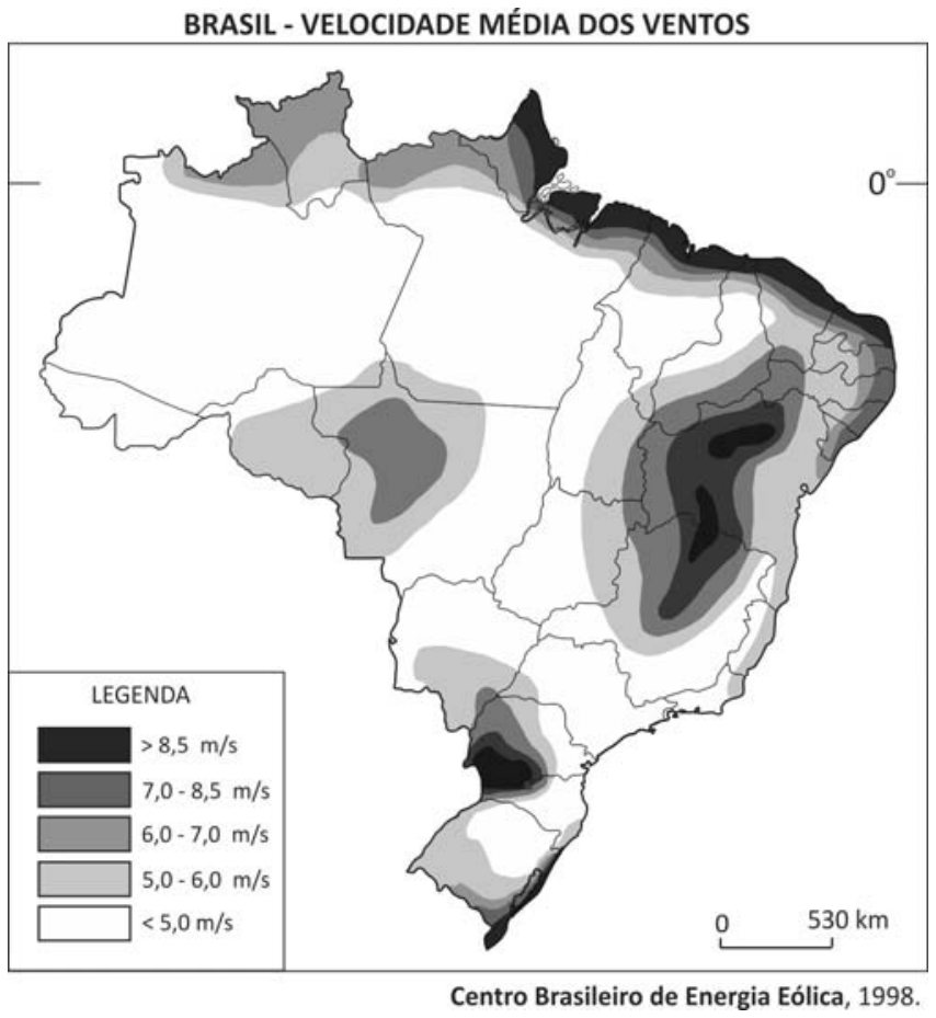 Mapa intitulado “BRASIL - VELOCIDADE MÉDIA DOS VENTOS”, com limites estaduais e regiões sombreadas conforme a velocidade média dos ventos. A legenda apresenta cinco faixas, do tom mais escuro ao branco: > 8,5 m/s; 7,0 - 8,5 m/s; 6,0 - 7,0 m/s; 5,0 - 6,0 m/s; < 5,0 m/s. As maiores velocidades aparecem em áreas do litoral norte e nordeste, do interior da Bahia e do Sul do Brasil. O mapa indica a latitude 0° e uma escala de 0 a 530 km. Crédito: Centro Brasileiro de Energia Eólica, 1998.