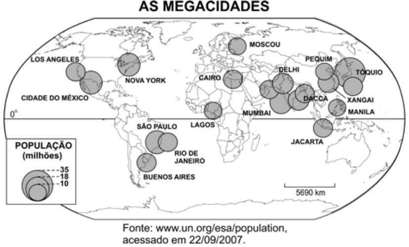 Mapa-múndi intitulado "AS MEGACIDADES", indicando a distribuição espacial de núcleos urbanos com população acima de 10 milhões de habitantes com círculos proporcionais (10, 18 e 35 milhões). Destacam-se Los Angeles, Cidade do México, Nova York, São Paulo, Rio de Janeiro, Buenos Aires, Lagos, Cairo, Moscou, Delhi, Mumbai, Dacca, Jacarta, Manila, Xangai, Pequim e Tóquio. Fonte: www.un.org/esa/population, acessado em 22/09/2007.