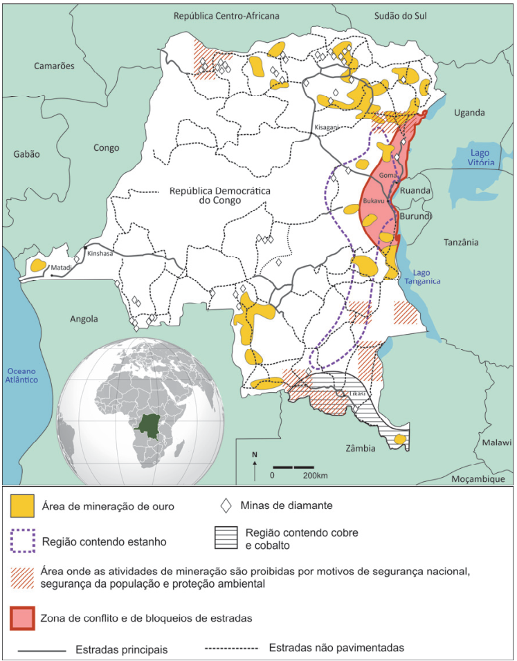 Mapa da República Democrática do Congo com áreas de exploração mineral, conflitos e estradas. A legenda identifica: Área de mineração de ouro, em amarelo; Minas de diamante, com losangos; Região contendo estanho, com contorno tracejado roxo; Região contendo cobre e cobalto, com hachuras horizontais; Área onde as atividades de mineração são proibidas por motivos de segurança nacional, segurança da população e proteção ambiental, com hachuras diagonais vermelhas; Zona de conflito e de bloqueios de estradas, em vermelho; Estradas principais, com linhas contínuas; Estradas não pavimentadas, com linhas pontilhadas. A zona de conflito acompanha a fronteira leste, junto a Uganda, Ruanda e Burundi, passando por Goma e Bukavu. As regiões de estanho se estendem pelo leste e sudeste, e as de cobre e cobalto ficam no sul. Há áreas de ouro e minas de diamante em diferentes partes do país. Estão indicadas as cidades de Matadi, Kinshasa, Kisangani, Goma, Bukavu e Likasi; os países Camarões, República Centro-Africana, Sudão do Sul, Uganda, Ruanda, Burundi, Tanzânia, Zâmbia, Malawi, Moçambique, Angola, Congo e Gabão; o Oceano Atlântico e os lagos Vitória e Tanganica. Um globo localiza a RDC na África. Há seta do norte e escala de 0 a 200 km.