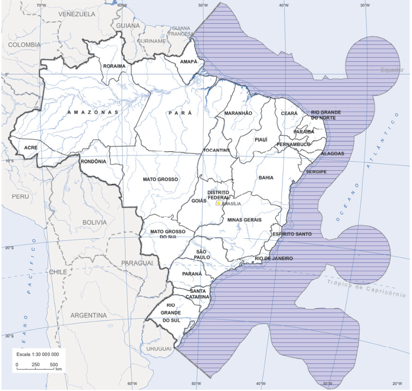 F2 Mapa do Brasil com os limites e nomes dos estados e do Distrito Federal, Brasília assinalada, rios e países vizinhos. Uma área marítima sombreada em lilás e hachurada horizontalmente acompanha toda a costa brasileira no Oceano Atlântico, com prolongamentos ao norte, a nordeste, a leste e ao sul, incluindo dois contornos arredondados destacados nos extremos nordeste e leste. Estão identificados os estados Acre, Amazonas, Roraima, Amapá, Pará, Rondônia, Mato Grosso, Tocantins, Maranhão, Piauí, Ceará, Rio Grande do Norte, Paraíba, Pernambuco, Alagoas, Sergipe, Bahia, Goiás, Mato Grosso do Sul, Minas Gerais, Espírito Santo, Rio de Janeiro, São Paulo, Paraná, Santa Catarina e Rio Grande do Sul; os países Colômbia, Venezuela, Guiana, Suriname, Guiana Francesa, Peru, Bolívia, Paraguai, Argentina, Chile e Uruguai; os oceanos Atlântico e Pacífico; o Equador e o Trópico de Capricórnio. A grade geográfica apresenta latitudes de 0°, 10°S, 20°S e 30°S e longitudes de 70°W a 20°W. Escala 1:30 000 000, com escala gráfica de 0, 250 e 500 km.