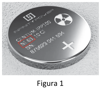 Bateria nuclear tipo botão com inscrições da fabricante e destaque em vermelho para o isótopo Ni-63 e o símbolo de radiação.