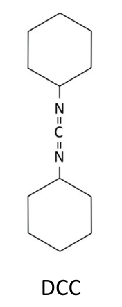 Estrutura química do DCC, composto por dois anéis de ciclo-hexano ligados a um grupo central carbodi-imida (-N=C=N-).