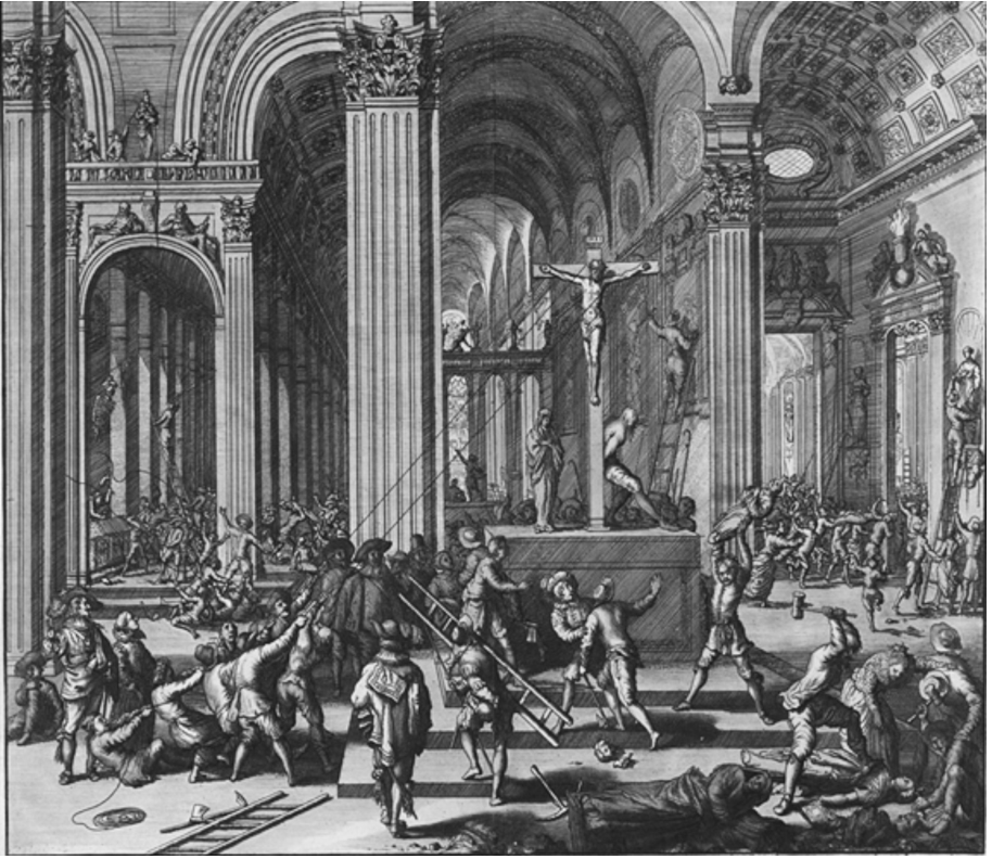 Gravura em preto e branco do interior de uma catedral, com grandes colunas, arcos e abóbadas. Numerosas pessoas destroem imagens religiosas: algumas puxam com cordas um crucifixo elevado ao centro, outras usam escadas para alcançar esculturas, e outras golpeiam estátuas e objetos caídos no chão.