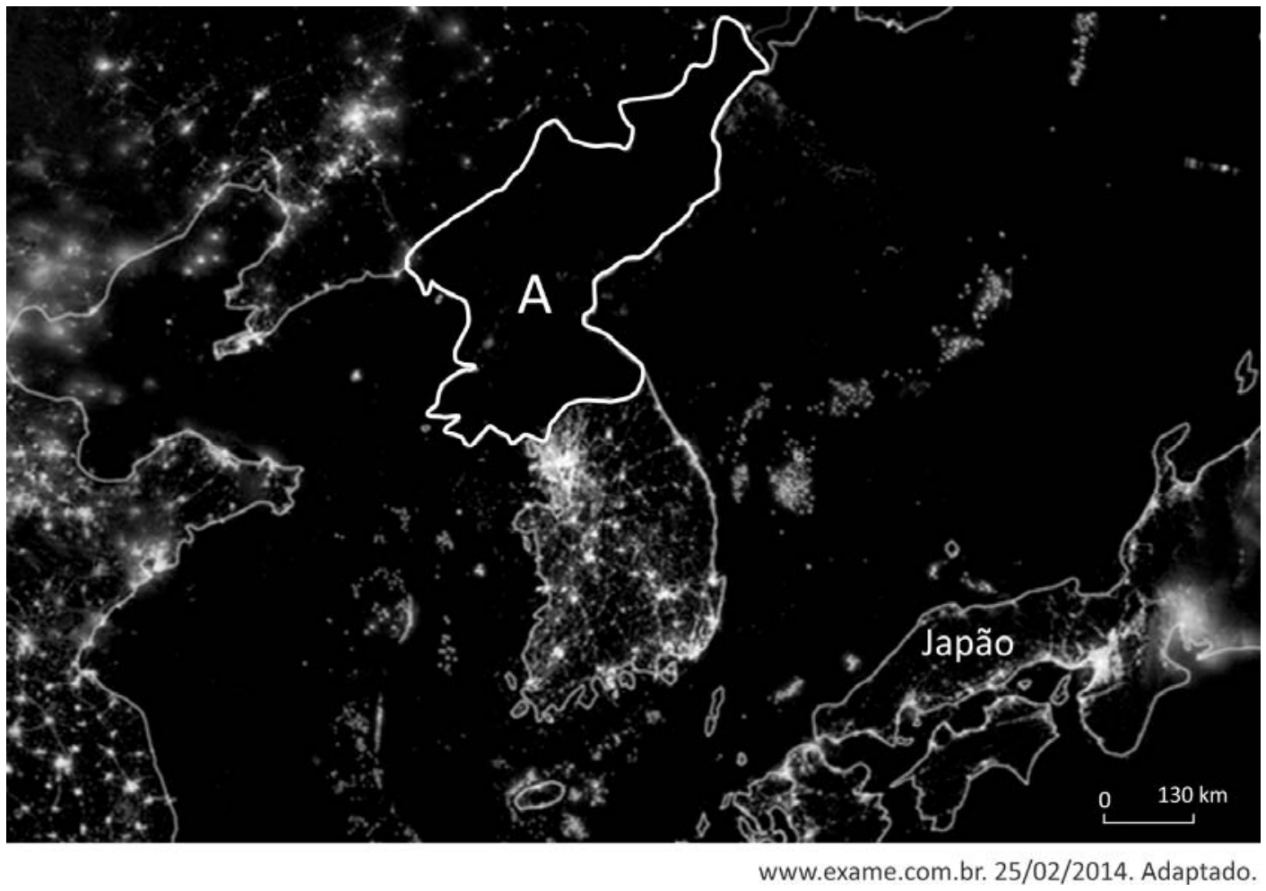 Imagem noturna de satélite da Península Coreana e arredores no Leste Asiático. O país A está delimitado por uma linha contínua branca e apresenta quase nenhuma iluminação noturna, exceto por um ponto brilhante isolado. Ao sul, a Coreia do Sul aparece densamente iluminada, assim como partes da China a oeste e norte, e o arquipélago do Japão, indicado a sudeste. No canto inferior direito há uma escala gráfica de 0 a 130 km.