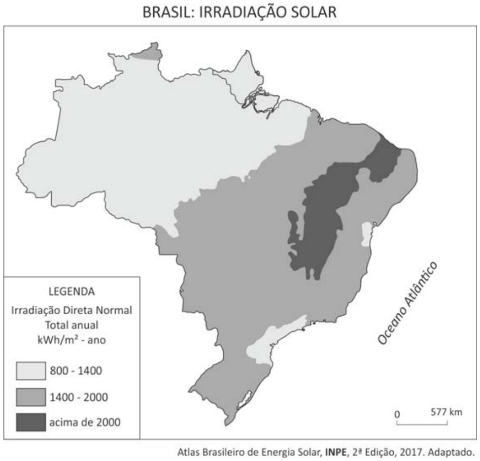 F1 Mapa do Brasil mostrando a irradiação direta normal total anual (kWh/m² - ano), dividida em faixas: 800 - 1400 (cinza claro, abrangendo parte da Amazônia e trechos litorâneos), 1400 - 2000 (cinza médio, abrangendo a maior parte do território) e acima de 2000 (cinza escuro, concentrada no interior da Região Nordeste e norte de Minas Gerais).