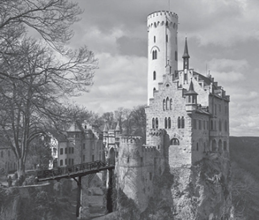 Fotografia do castelo de Liechtenstein, situado sobre uma formação rochosa escarpada, com destaque para sua torre cilíndrica branca e uma ponte de acesso conectada ao terreno arborizado à esquerda.