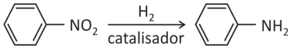 Esquema de redução do nitrobenzeno a anilina: um anel benzênico ligado a NO₂ é transformado em um anel benzênico ligado a NH₂. Sobre a seta está H₂ e abaixo está “catalisador”.