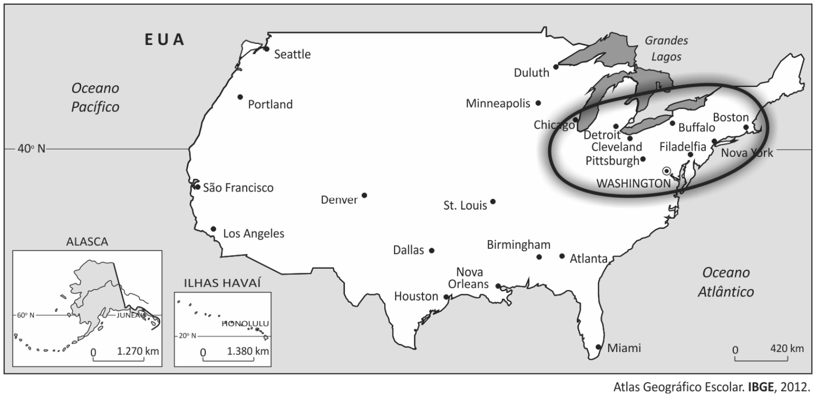 Mapa político-territorial dos Estados Unidos com destaque para as principais cidades e uma elipse sombreada englobando a região dos Grandes Lagos e a costa Nordeste, abrangendo cidades como Chicago, Detroit, Cleveland, Pittsburgh, Buffalo, Boston, Nova York, Filadélfia e Washington. No canto inferior esquerdo, há mapas de localização do Alasca e do Havaí em escalas reduzidas. No canto inferior direito, consta o crédito: Atlas Geográfico Escolar. IBGE, 2012.