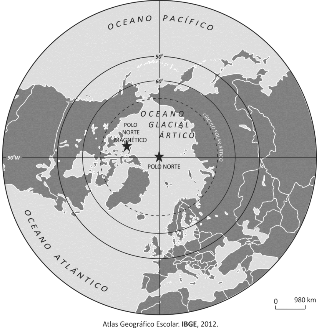 Mapa em projeção polar centrado no Polo Norte, mostrando o Oceano Glacial Ártico cercado pelo norte da América do Norte, Europa e Ásia. Estão indicados o Polo Norte, o Polo Norte Magnético, o Círculo Polar Ártico, os paralelos de 50° e 60°, o meridiano de 90° W, e os oceanos Atlântico e Pacífico. Contém escala gráfica de 0 a 980 km.