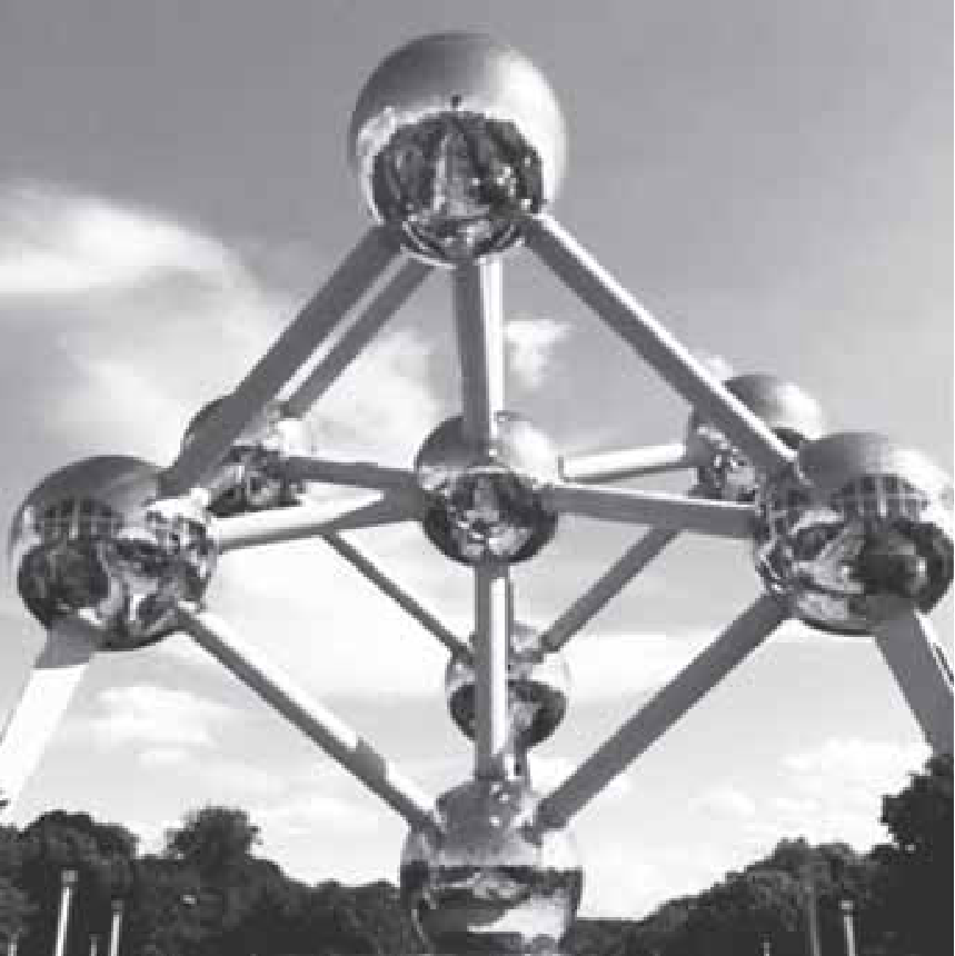 F1 Fotografia do monumento Atomium, composto por grandes esferas metálicas interligadas por tubos cilíndricos dispostos na forma de um cubo apoiado sobre um dos vértices.