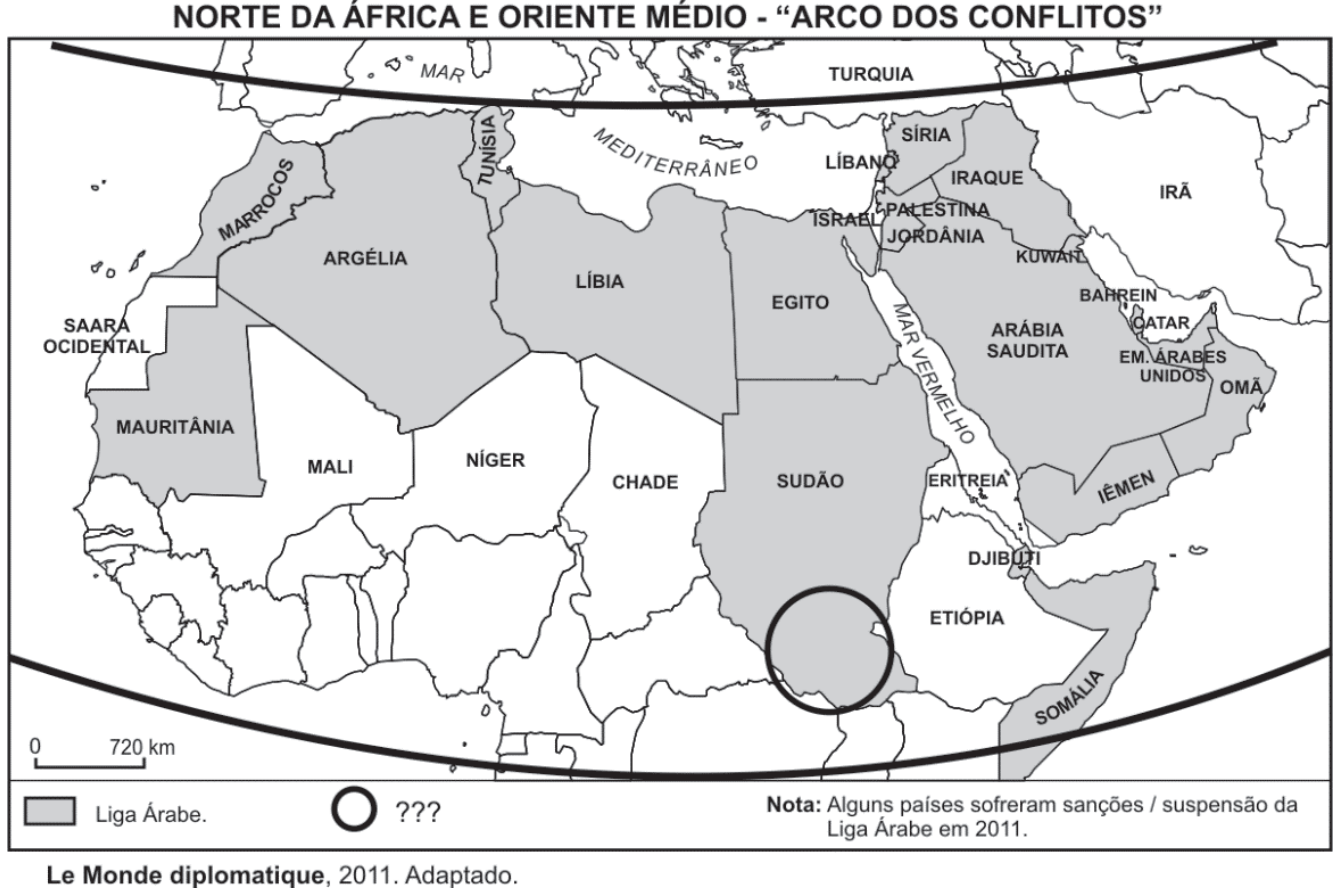 F1 Mapa intitulado "NORTE DA ÁFRICA E ORIENTE MÉDIO - “ARCO DOS CONFLITOS”", destacando em cinza os países membros da Liga Árabe no Norte da África e no Oriente Médio. Um círculo destaca a região ao sul do Sudão.