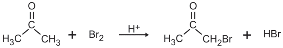 Equação química da reação entre acetona e bromo em presença de íons H+, produzindo bromoacetona e ácido bromídrico (HBr).
