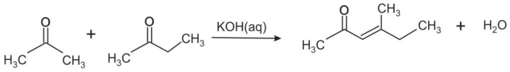 Esquema de condensação aldólica: as fórmulas estruturais de CH₃–C(=O)–CH₃ e CH₃–C(=O)–CH₂–CH₃, separadas por um sinal de adição, originam CH₃–C(=O)–CH=C(CH₃)–CH₂–CH₃ e H₂O. Sobre a seta está escrito “KOH(aq)”.