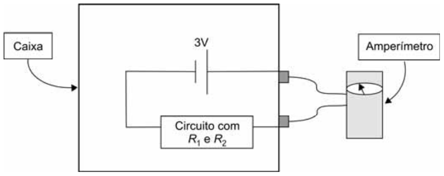Esquema representando uma caixa lacrada contendo uma fonte de 3 V ligada a um circuito com resistores R1 e R2, conectada externamente a um amperímetro.