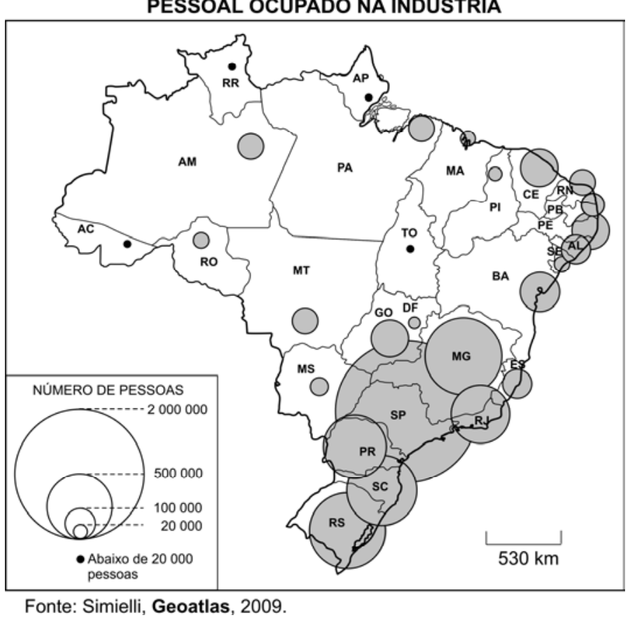 Mapa do Brasil com o título "PESSOAL OCUPADO NA INDÚSTRIA", apresentando círculos proporcionais que representam o número de pessoas ocupadas por estado, com valores de referência na legenda que vão de "Abaixo de 20 000 pessoas" até "2 000 000". Nota-se maior concentração de pessoas ocupadas na indústria nas regiões Sudeste e Sul.