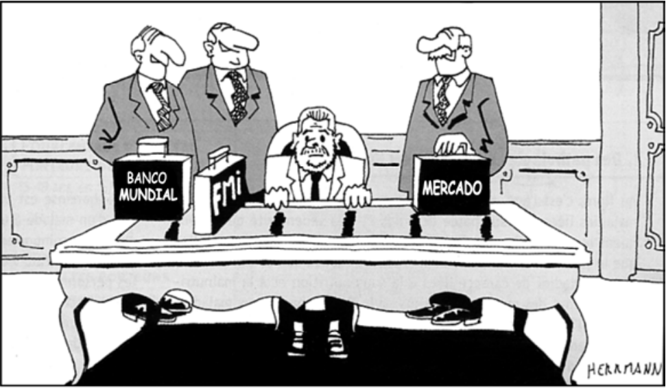 Charge em preto e branco com três homens de terno em pé ao redor de um homem sentado, com expressão apreensiva, atrás de uma grande mesa. Sobre a mesa estão volumes identificados como “BANCO MUNDIAL”, “FMI” e “MERCADO”. O homem sentado segura a borda da mesa com as duas mãos. A parte inferior mostra as pernas da mesa e os pés dos homens. No canto inferior direito aparece a assinatura “HERRMANN”.