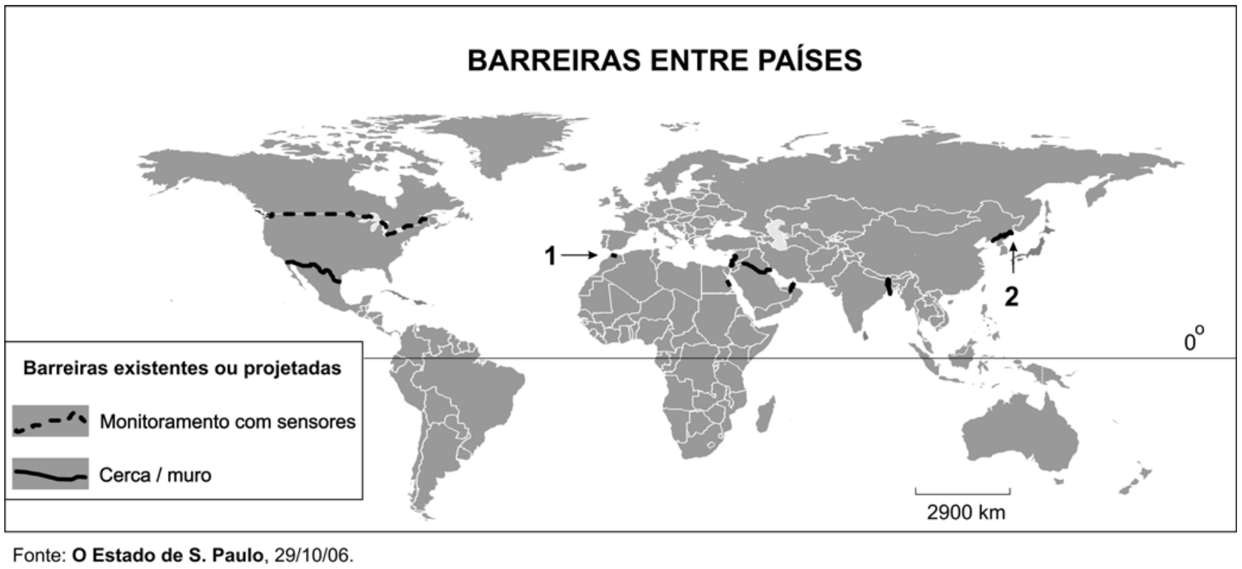 F1 Mapa-múndi intitulado "BARREIRAS ENTRE PAÍSES", indicando a distribuição global de barreiras existentes ou projetadas, divididas entre "Monitoramento com sensores" e "Cerca / muro". Duas barreiras são indicadas com setas e números: a barreira 1, na fronteira entre Espanha e Marrocos (enclaves de Ceuta e Melilha / Estreito de Gibraltar), e a barreira 2, na fronteira entre as Coreias ou entre a China e a Coreia do Norte.