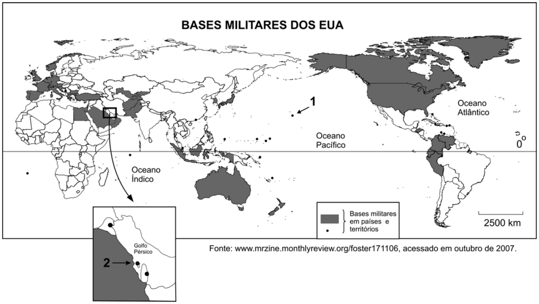 F1 Mapa-múndi com o título "Bases Militares dos EUA", destacando países e territórios com presença militar americana. O número 1 aponta para o Havaí no Oceano Pacífico. Um quadro detalha o Golfo Pérsico, onde o número 2 aponta para o Bahrein.