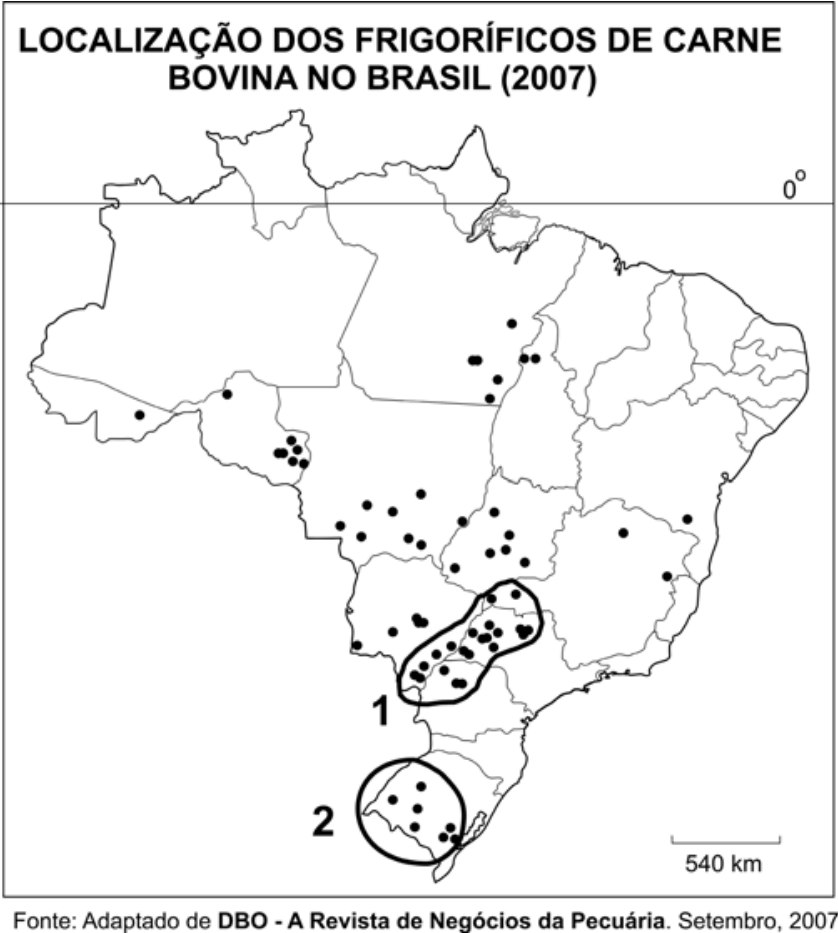 F2 Mapa intitulado “LOCALIZAÇÃO DOS FRIGORÍFICOS DE CARNE BOVINA NO BRASIL (2007)”, com os limites dos estados brasileiros e pontos pretos indicando a localização dos frigoríficos. Os pontos estão distribuídos principalmente pelo Centro-Oeste, Sudeste e Sul, com ocorrências também no Norte. Duas concentrações estão contornadas e identificadas pelos números 1 e 2: a primeira na região entre o sul de Mato Grosso do Sul e o oeste de São Paulo; a segunda no Rio Grande do Sul. Uma linha horizontal indica a latitude 0°. No canto inferior direito há uma escala gráfica de 540 km. Abaixo do mapa consta: “Fonte: Adaptado de DBO - A Revista de Negócios da Pecuária. Setembro, 2007.”