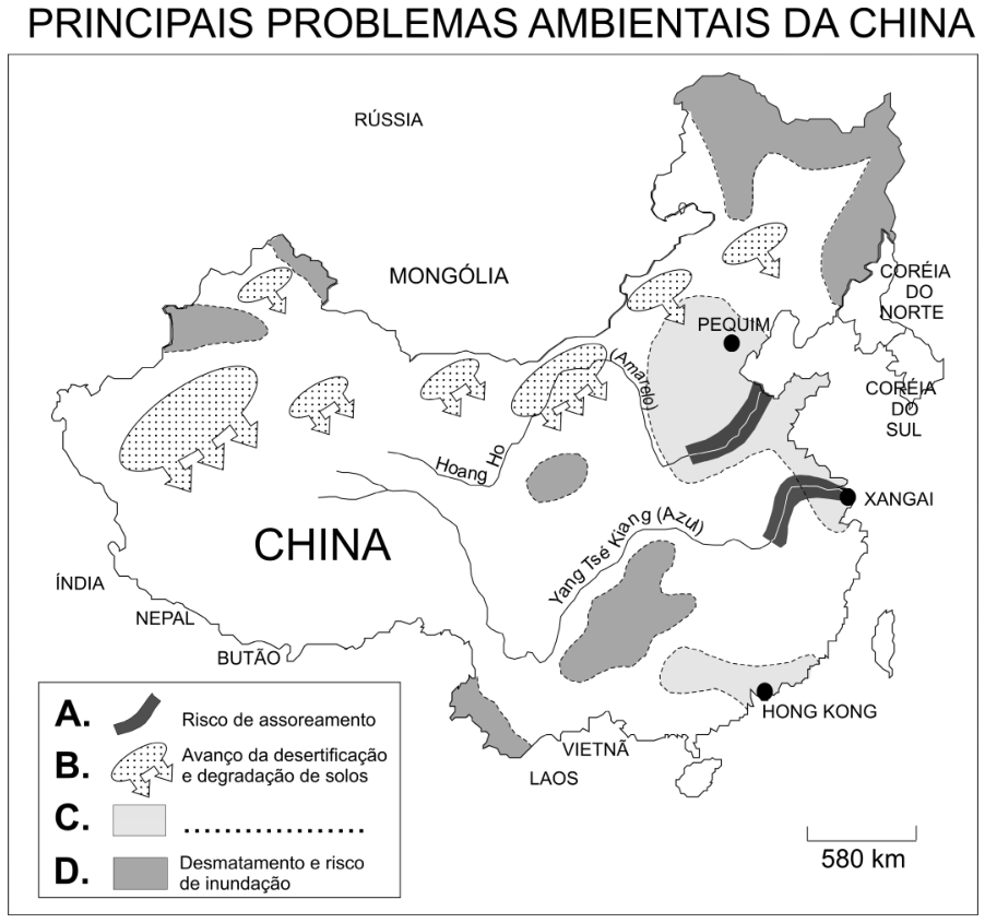 F1 Mapa intitulado "PRINCIPAIS PROBLEMAS AMBIENTAIS DA CHINA", que apresenta divisões territoriais da China e países vizinhos. Na legenda constam quatro problemas ambientais: A. Risco de assoreamento; B. Avanço da desertificação e degradação de solos; C. Indicado com reticências (área cinza-clara, próxima a Pequim e no sul/Hong Kong); D. Desmatamento e risco de inundação (áreas em cinza-escuro). Escala gráfica de 580 km.