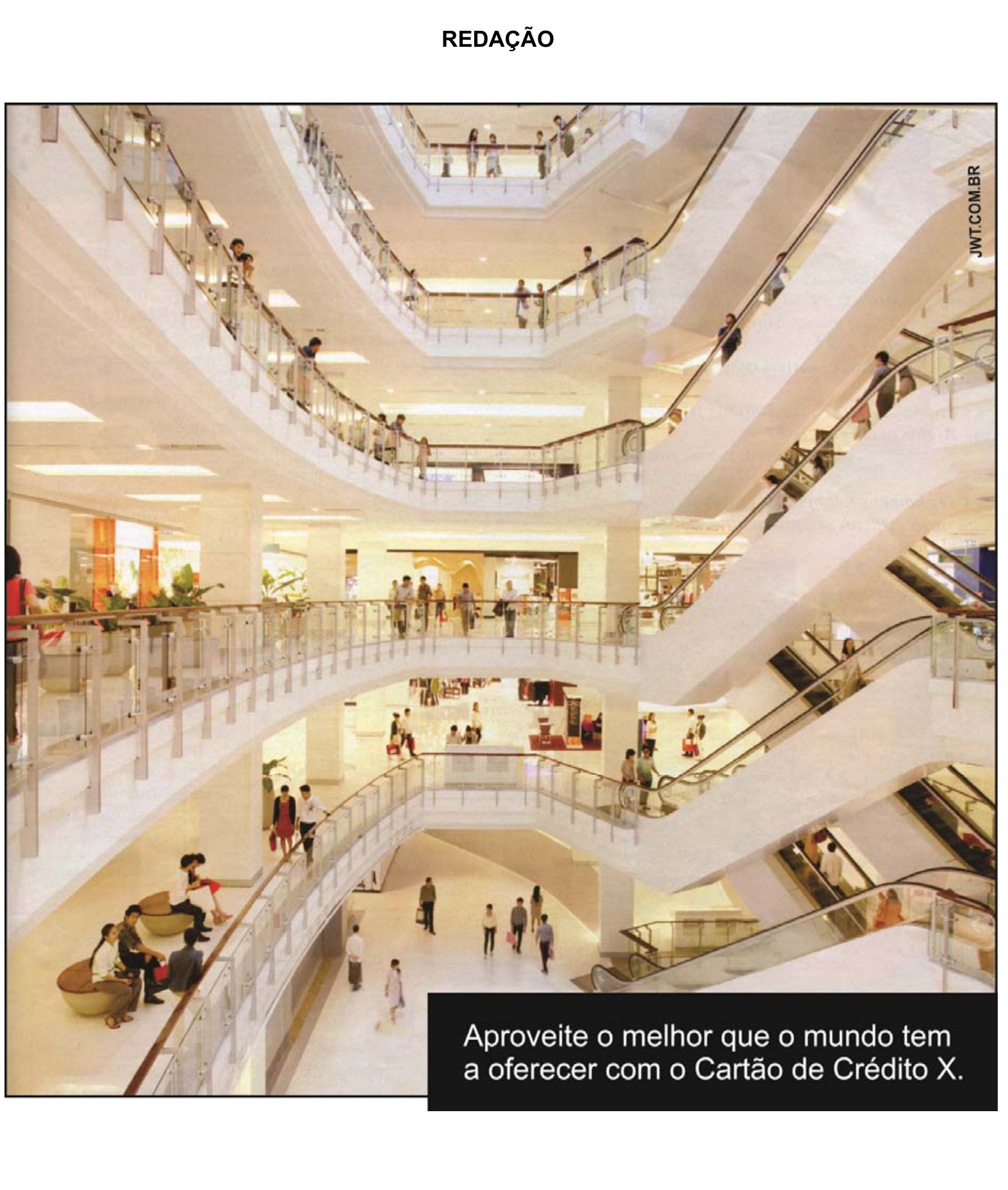 Anúncio publicitário mostrando o interior de um shopping center de vários andares com pessoas circulando e escadas rolantes. No canto inferior direito, há um quadro escuro com o texto: "Aproveite o melhor que o mundo tem a oferecer com o Cartão de Crédito X."