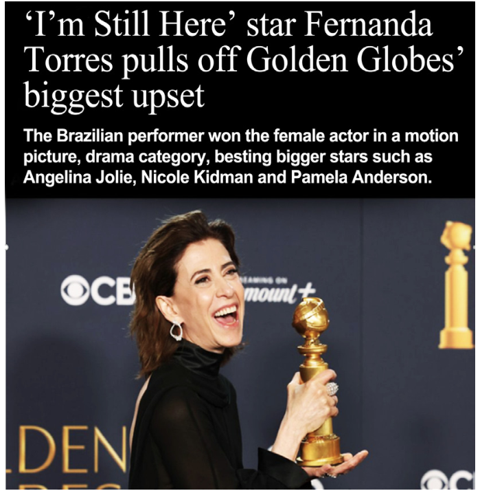 Manchete de notícia com o texto: "‘I’m Still Here’ star Fernanda Torres pulls off Golden Globes’ biggest upset. The Brazilian performer won the female actor in a motion picture, drama category, besting bigger stars such as Angelina Jolie, Nicole Kidman and Pamela Anderson.", acompanhada por foto de Fernanda Torres sorrindo enquanto segura a estatueta do Globo de Ouro.