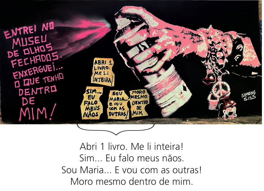 Grafite de Simone Siss em fundo preto. À direita, uma mão estilizada em tons de rosa e branco segura uma lata de tinta spray que borrifa uma nuvem rosa em direção ao lado esquerdo. Na área da borrifada, lê-se em letras maiúsculas cor-de-rosa: "ENTREI NO MUSEU DE OLHOS FECHADOS. ENXERGUEI... O QUE TENHO DENTRO DE MIM!". No centro inferior, quatro pequenos cartazes amarelos trazem frases, destacadas por uma chave abaixo com o texto: "Abri 1 livro. Me li inteira! / Sim... Eu falo meus nãos. / Sou Maria... E vou com as outras! / Moro mesmo dentro de mim.". No canto inferior direito, a assinatura "SIMONE SISS".