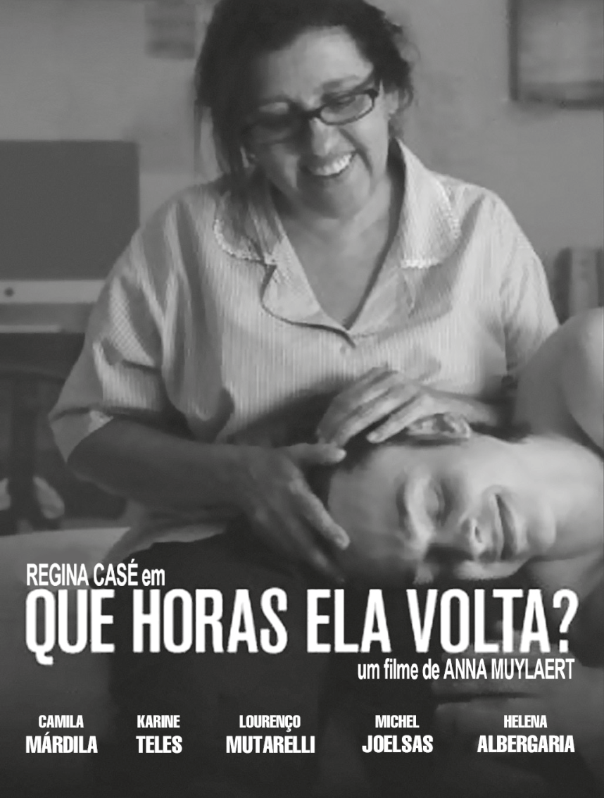 Cartaz do filme "Que Horas Ela Volta?", de Anna Muylaert, com Regina Casé e Michel Joelsas.
