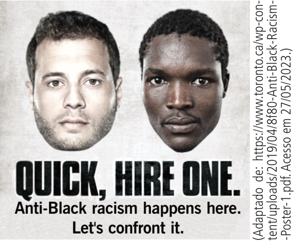 Cartaz com dois rostos masculinos lado a lado: à esquerda, um homem de pele clara; à direita, um homem negro. Abaixo dos rostos, lê-se “QUICK, HIRE ONE.”, em letras grandes e em negrito, seguido de “Anti-Black racism happens here.” e “Let's confront it.”. À direita do cartaz, na vertical, aparece o crédito: “(Adaptado de: https://www.toronto.ca/wp-content/uploads/2019/04/8f80-Anti-Black-Racism-Poster-1.pdf. Acesso em 27/05/2023.)”.
