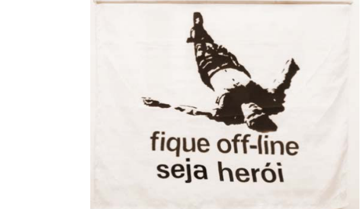 F1 Bandeira branca com a imagem estilizada de um homem caído de costas e braços abertos, com os dizeres: "fique off-line seja herói".