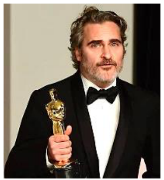 Joaquin Phoenix segurando a estatueta do Oscar.