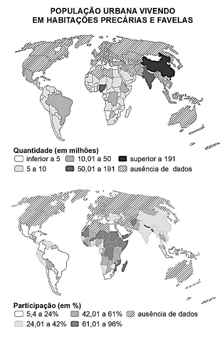 F1 Dois mapas-múndi intitulados "POPULAÇÃO URBANA VIVENDO EM HABITAÇÕES PRECÁRIAS E FAVELAS". O mapa superior mostra a quantidade absoluta em milhões de pessoas, categorizada em: inferior a 5; 5 a 10; 10,01 a 50; 50,01 a 191; superior a 191; e ausência de dados (países hachurados, incluindo América do Norte, Europa, Rússia e Austrália). A China aparece na faixa superior a 191 milhões e a Índia na faixa de 50,01 a 191 milhões; Brasil e outros países aparecem na faixa de 10,01 a 50 milhões. O mapa inferior apresenta a taxa de participação relativa (em %), com faixas: 5,4 a 24%; 24,01 a 42%; 42,01 a 61%; 61,01 a 96%; e ausência de dados. A maioria dos países da África Subsaariana concentra-se na faixa mais escura, de 61,01 a 96%.