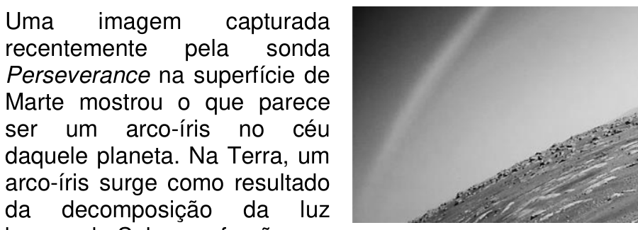 Fotografia em preto e branco da superfície rochosa de Marte com um arco tênue e luminoso no céu.