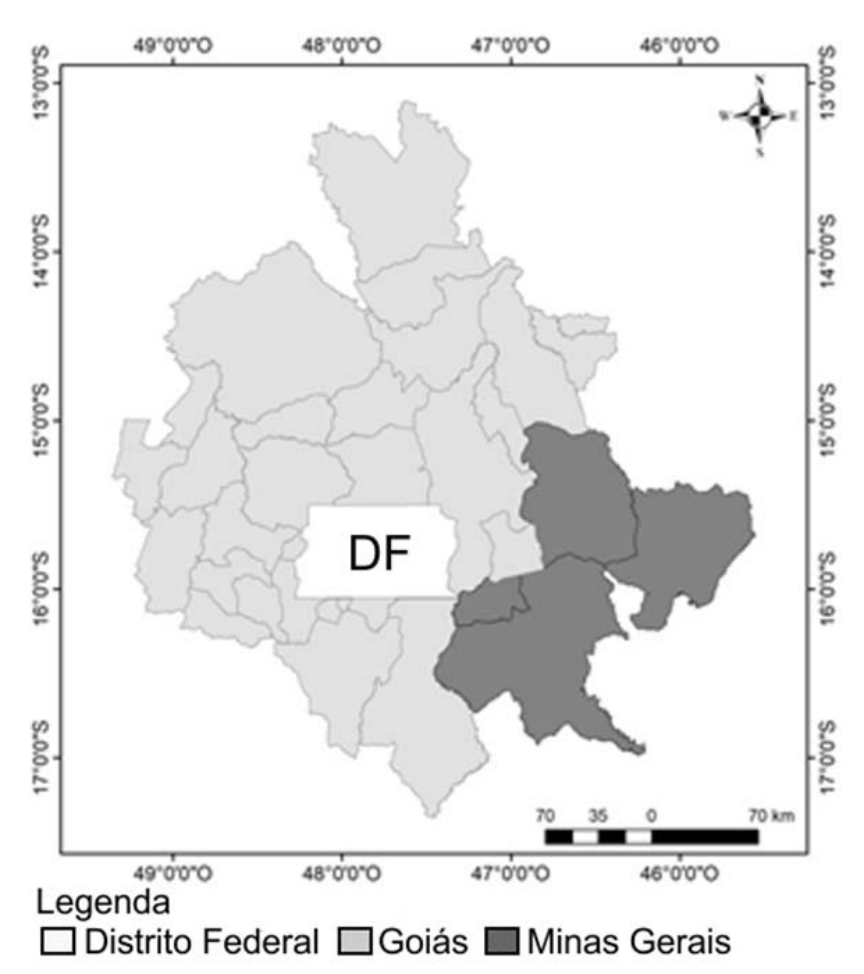 Mapa da Região Integrada de Desenvolvimento Econômico (RIDE) - Distrito Federal, mostrando os municípios que a compõem divididos por unidades federativas: Distrito Federal em branco, municípios de Goiás em cinza claro e municípios de Minas Gerais em cinza escuro. Há indicação de coordenadas geográficas, rosa dos ventos e escala gráfica.