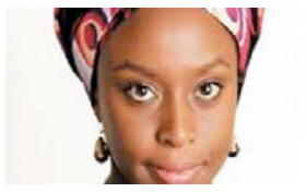 Foto do rosto de Chimamanda Ngozi Adichie com turbante estampado e brincos pendentes.