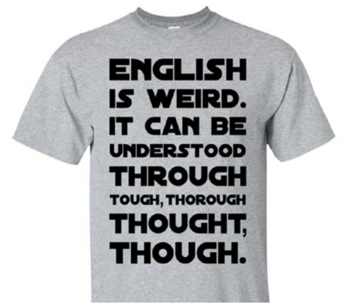F1 Camiseta cinza de manga curta estampada com os dizeres em caixa alta: "ENGLISH IS WEIRD. IT CAN BE UNDERSTOOD THROUGH TOUGH, THOROUGH THOUGHT, THOUGH."