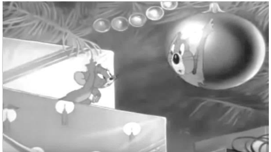Cena do desenho animado Tom e Jerry mostrando o camundongo Jerry olhando espantado para o reflexo ampliado e deformado do seu próprio rosto na superfície espelhada de uma bola de Natal esférica pendurada em uma árvore.