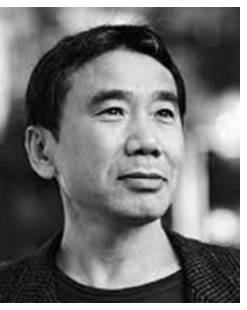 Retrato em preto e branco do escritor japonês Haruki Murakami.