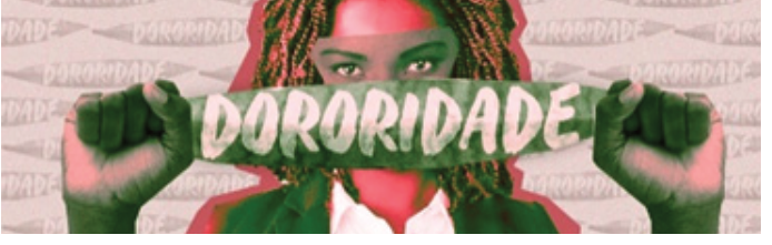 Mulher negra segurando uma faixa verde com a palavra "DORORIDADE" na altura do nariz e da boca, com punhos cerrados; ao fundo, a palavra "DORORIDADE" é repetida em padrão contínuo.
