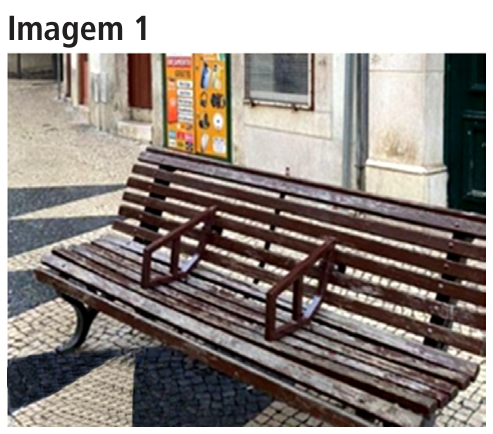 Imagem 1: Banco público de ripas de madeira em calçada com duas divisórias de metal instaladas sobre o assento para impedir que pessoas se deitem.