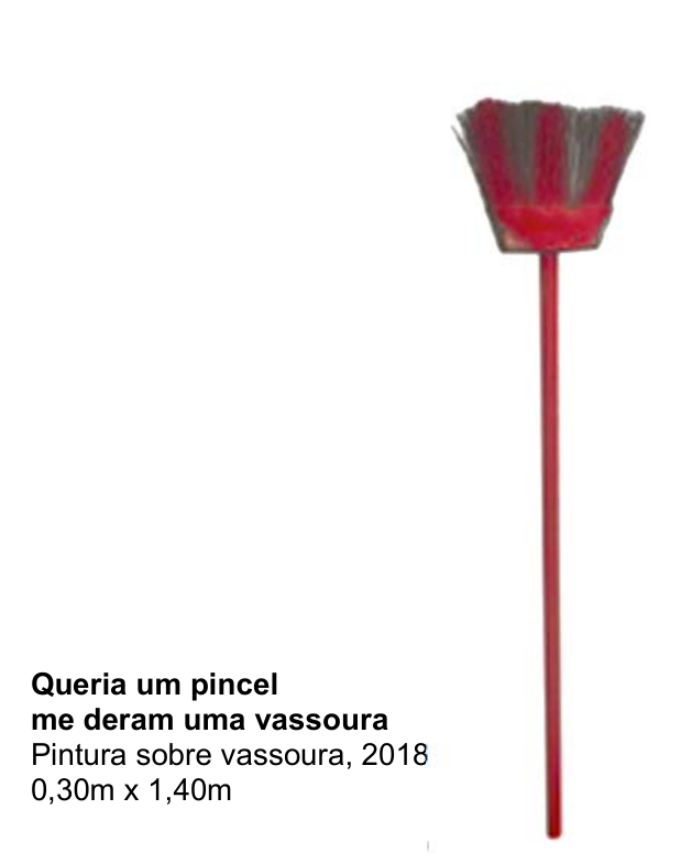 Obra de Mulambö: vassoura com cabo longo pintado de vermelho e cerdas com listras verticais vermelhas e cinzas, acompanhada pela legenda "Queria um pincel me deram uma vassoura / Pintura sobre vassoura, 2018 / 0,30m x 1,40m".