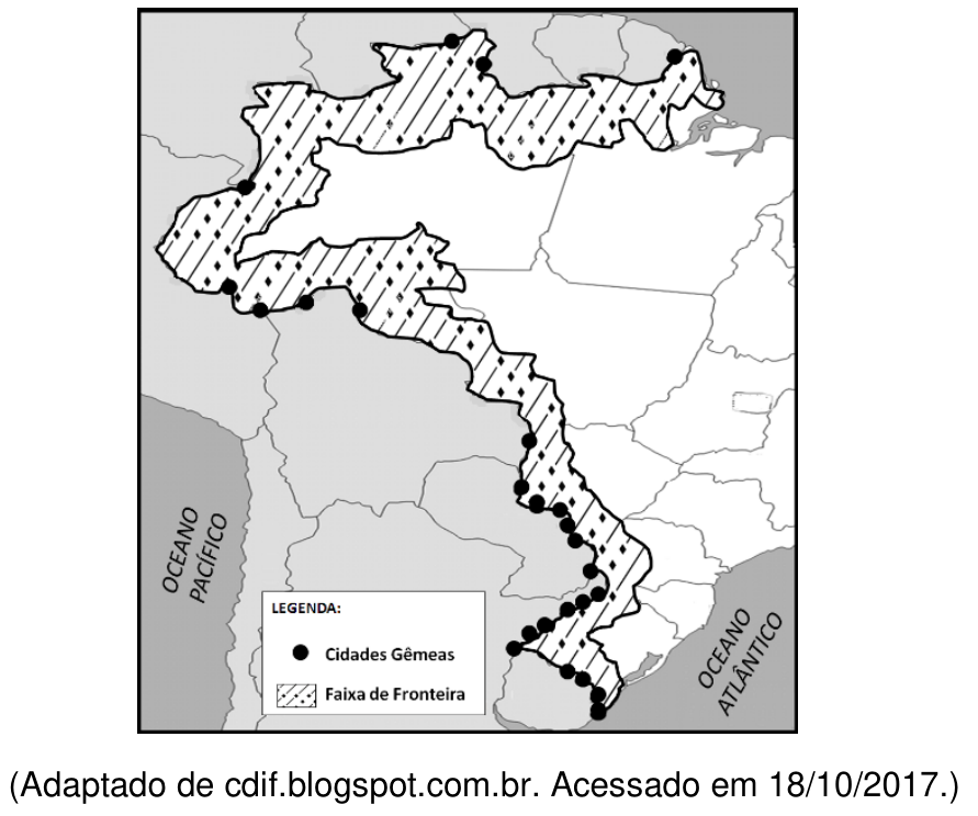 Mapa da América do Sul destacando o Brasil, com a indicação da Faixa de Fronteira hachurada ao longo dos limites internacionais terrestres e círculos pretos indicando as Cidades Gêmeas. Abaixo da moldura do mapa consta: "(Adaptado de cdif.blogspot.com.br. Acessado em 18/10/2017.)".
