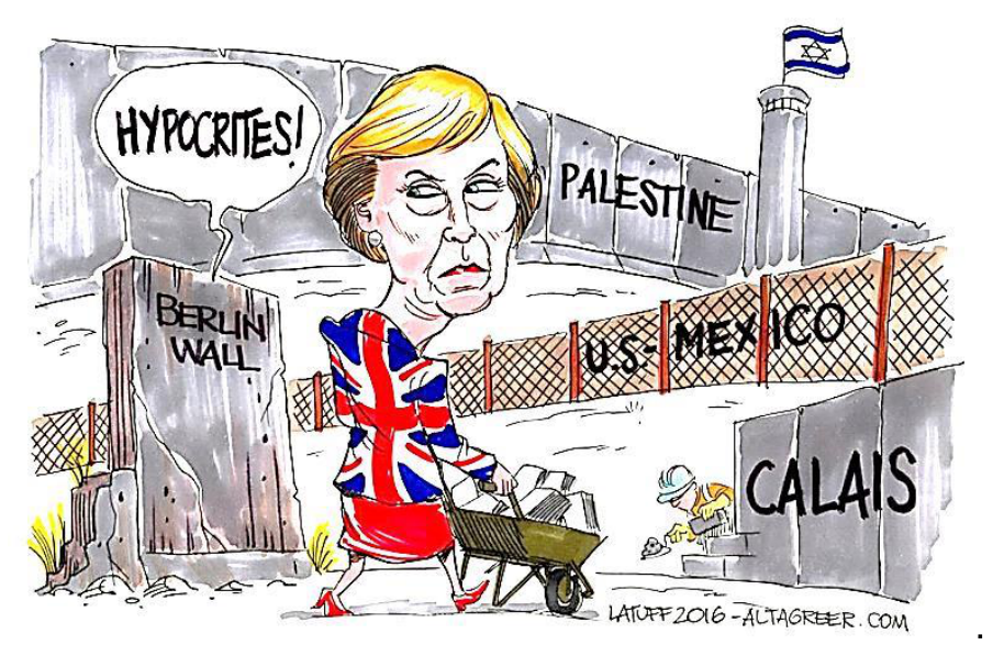 Charge de Carlos Latuff mostrando Theresa May, caracterizada com terno na estampa da bandeira do Reino Unido, empurrando um carrinho de mão com tijolos em direção a um muro onde está escrito "CALAIS". Ao fundo, há outros muros e cercas com inscrições: "BERLIN WALL", de onde sai um balão de fala com o texto "HYPOCRITES!"; "U.S. MEXICO", com cerca de arame; e "PALESTINE", com uma alta parede de concreto encimada por uma torre de vigia com a bandeira de Israel.