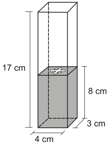 Recipiente em forma de paralelepípedo reto-retângulo com base retangular de 4 cm por 3 cm e altura total de 17 cm. A parte inferior está preenchida com água até 8 cm de altura, com um objeto em forma de cruz flutuando na superfície.