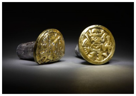 Par de ornamentos circulares de orelha de ouro e prata com gravações de seres alados
