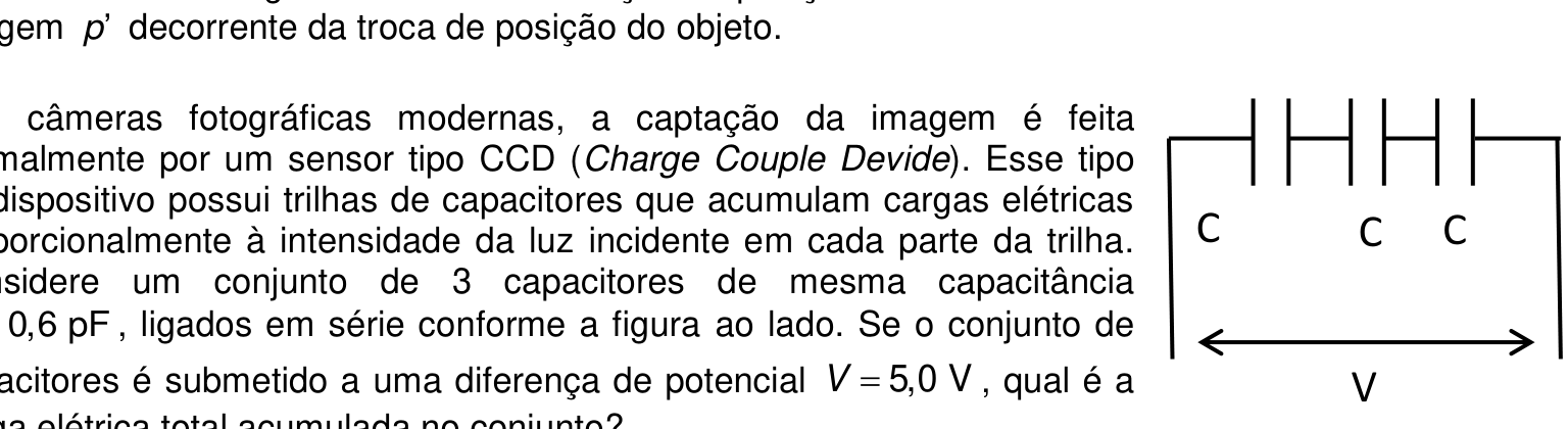 Circuito com três capacitores idênticos de capacitância C associados em série, submetidos a uma diferença de potencial V indicada por uma seta dupla.